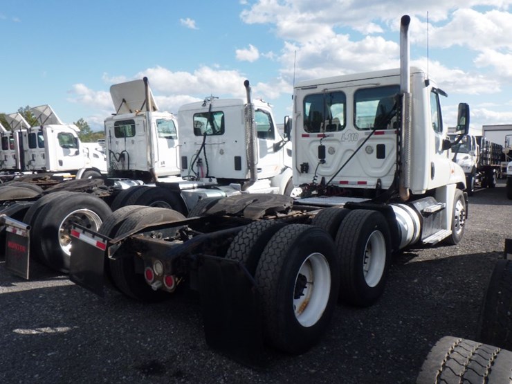 2015-freightliner-cascadia-113-image-7