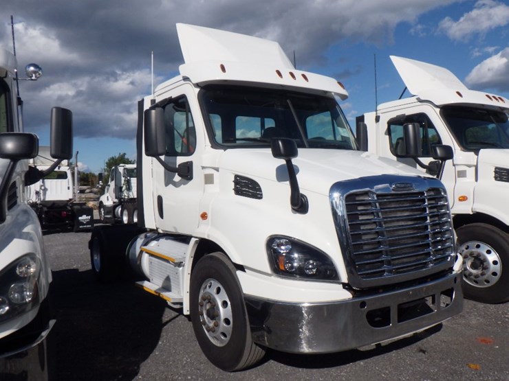 2017-freightliner-cascadia-113-image-3