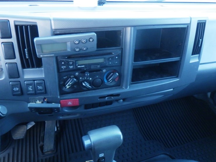 2017-isuzu-npr-image-10