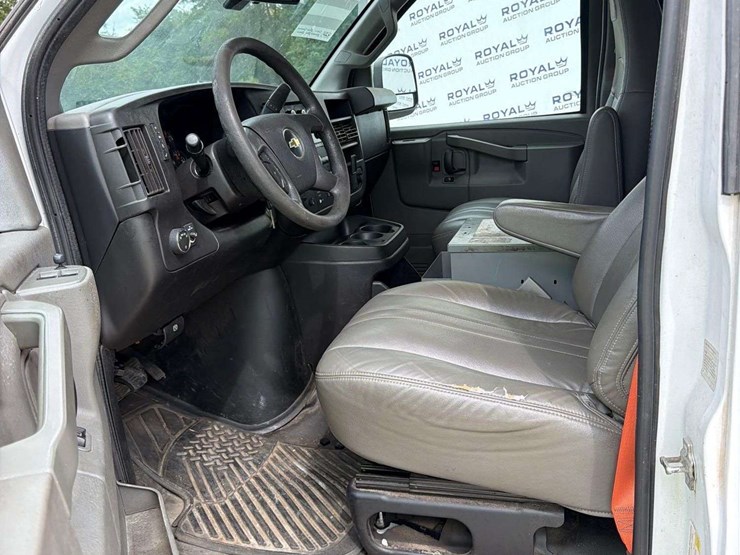 2018-chevrolet-express-2500-image-18