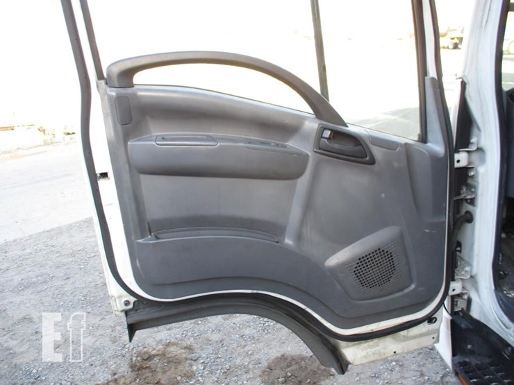 2016-isuzu-nqr-image-13