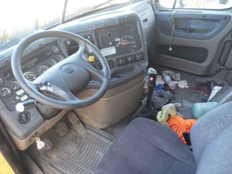 2010-freightliner-cascadia-125-image-21