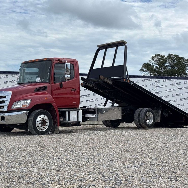 2014 HINO 268