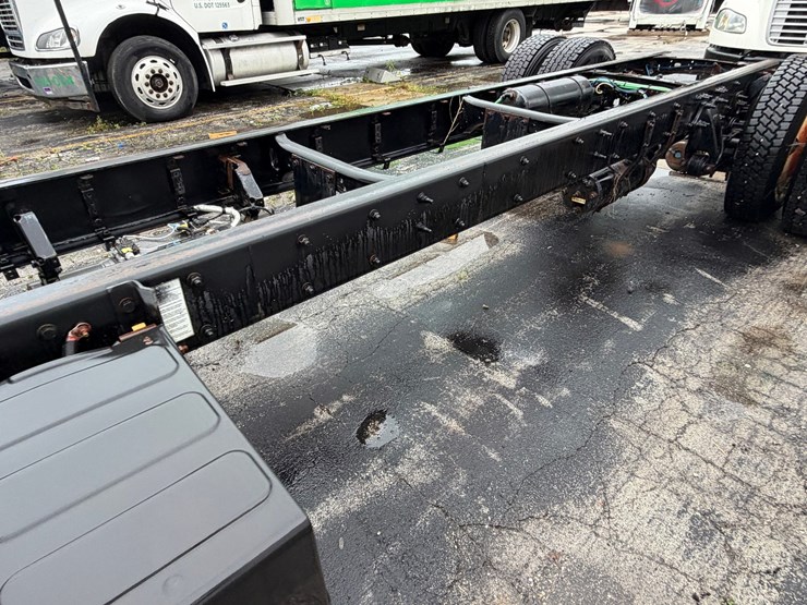#1667-•-2016-freightliner-m2-cab-and-chassis-image-16