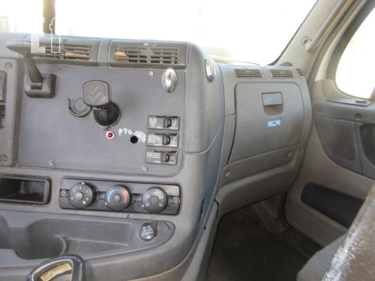 2013-freightliner-cascadia-125-image-8