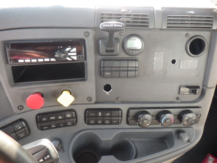 2017-freightliner-cascadia-113-image-13