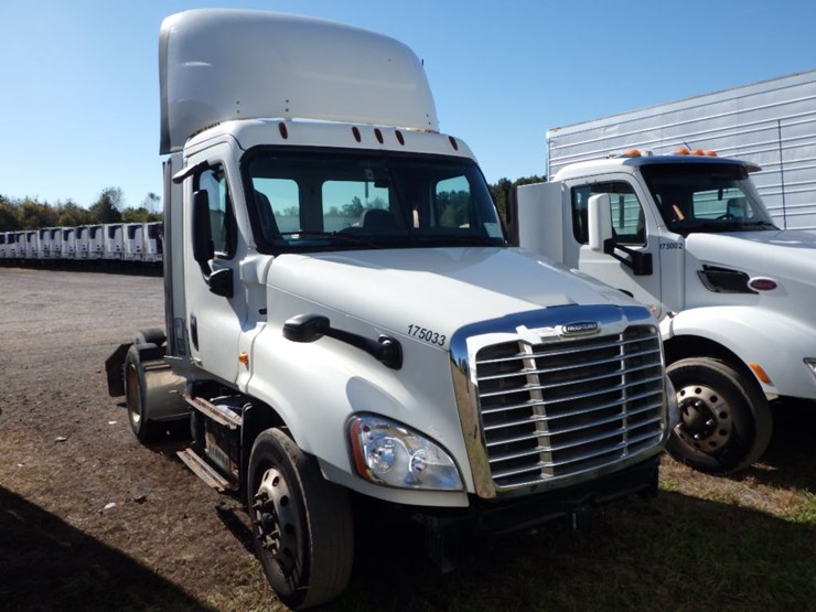 2017-freightliner-cascadia-116-image-2