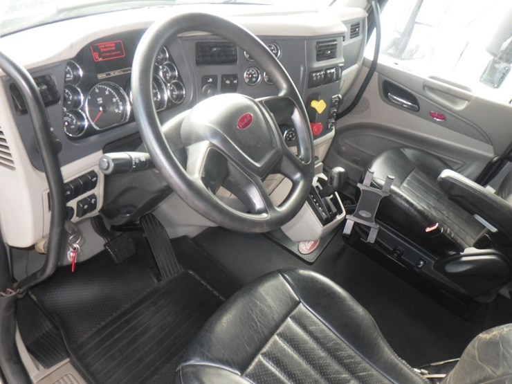 2018-peterbilt-579-image-16