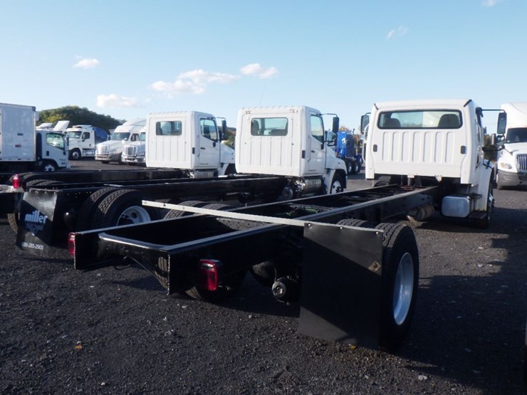 2018-freightliner-m2-106-image-5