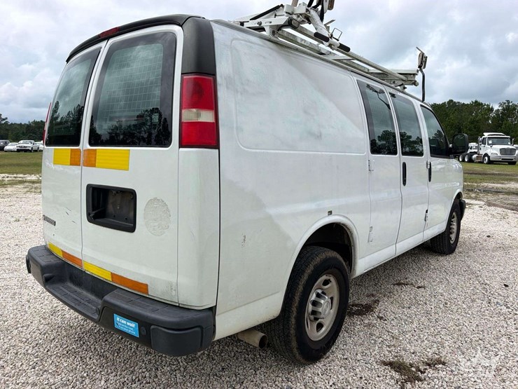 2018-chevrolet-express-2500-image-3