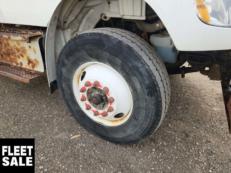 2016-freightliner-m2-106-image-12