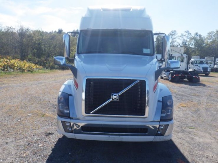 2018-volvo-vnl780-image-2