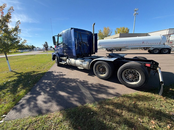 #1849-•-2015-volvo-vnl62-sleeper-cab-truck-tractor-image-7