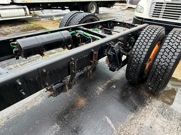 #1667-•-2016-freightliner-m2-cab-and-chassis-image-17