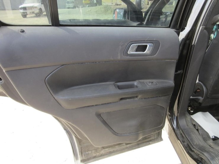 2015-ford-explorer-image-13