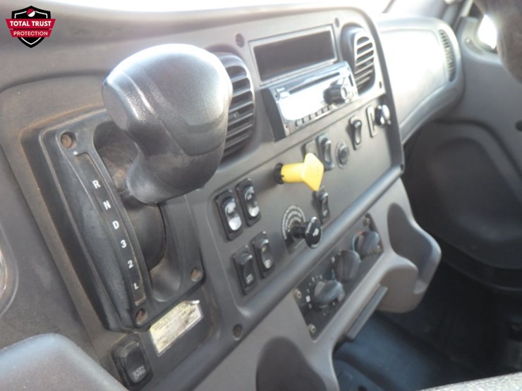 2020-freightliner-m2-106-image-10