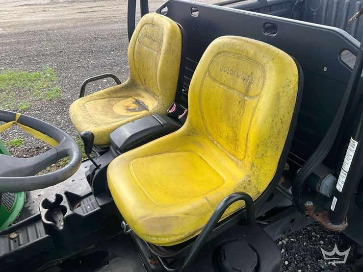 2022-john-deere-gator-image-12