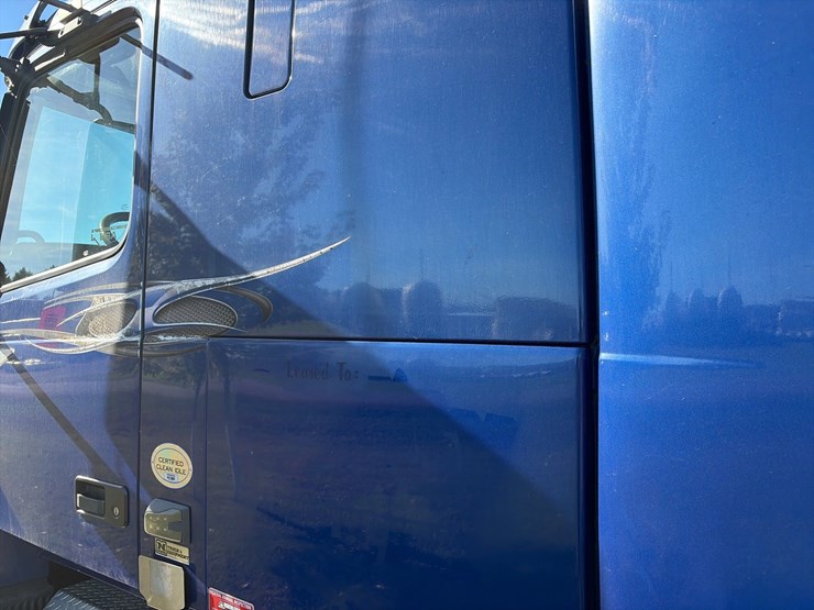 #1849-•-2015-volvo-vnl62-sleeper-cab-truck-tractor-image-40