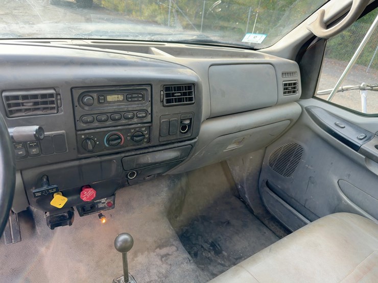 2006-ford-f650-xlt-image-28
