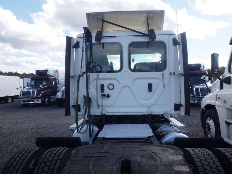 2018-freightliner-cascadia-125-image-10