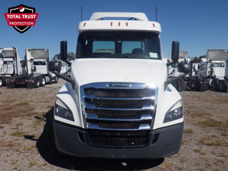 2020-freightliner-cascadia-126-image-3