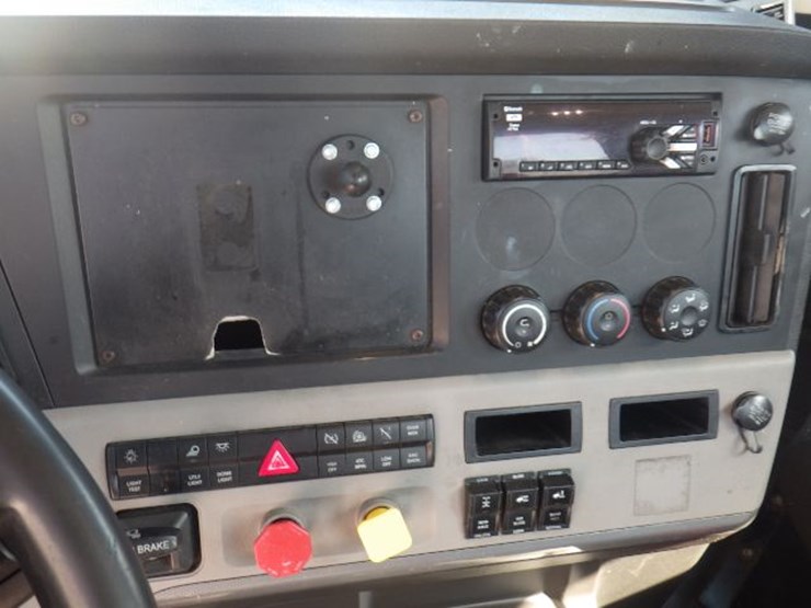 2019-freightliner-cascadia-126-image-18
