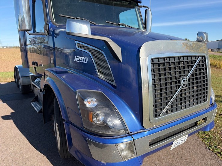 #1849-•-2015-volvo-vnl62-sleeper-cab-truck-tractor-image-11