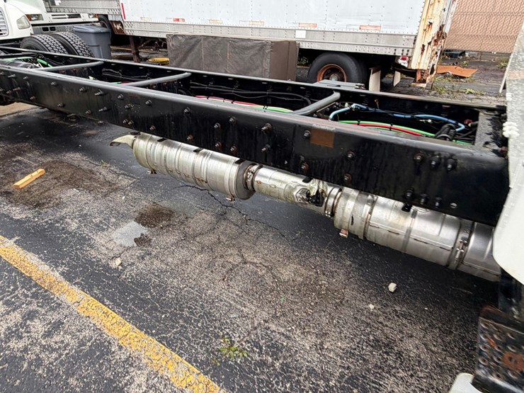 #1667-•-2016-freightliner-m2-cab-and-chassis-image-24