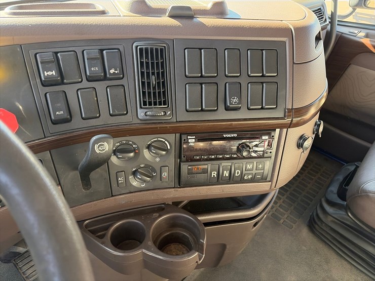 #1849-•-2015-volvo-vnl62-sleeper-cab-truck-tractor-image-54
