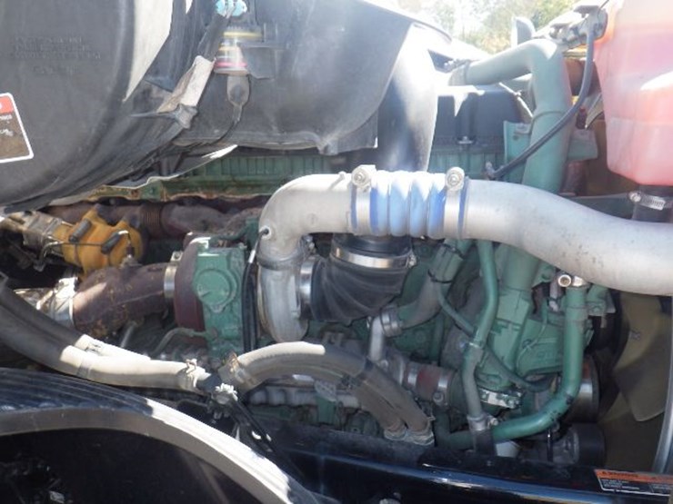 2021-volvo-vnl860-image-26