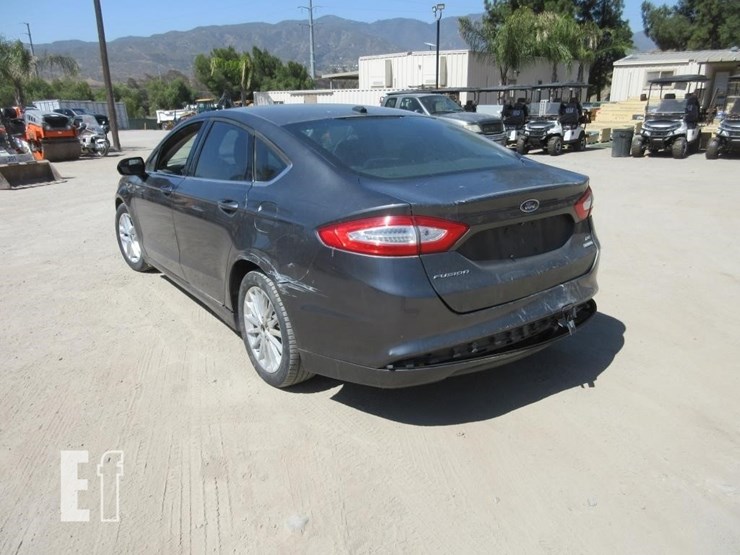 2016-ford-fusion-se-image-4