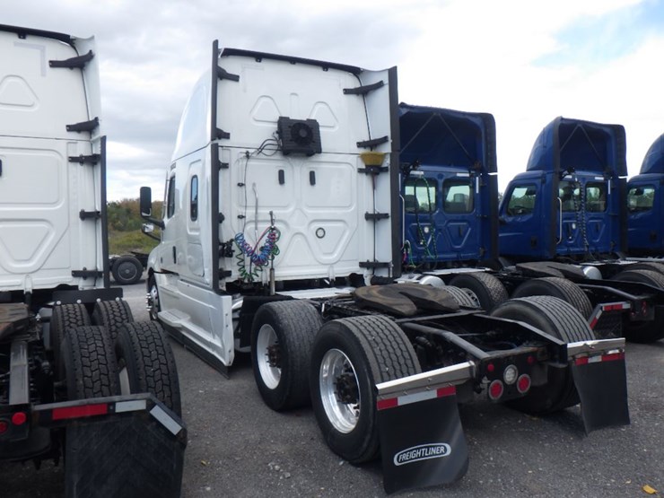 2022-freightliner-cascadia-126-image-13