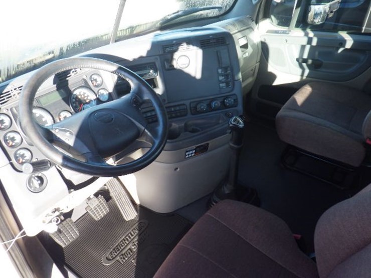 2016-freightliner-cascadia-125-evolution-image-14