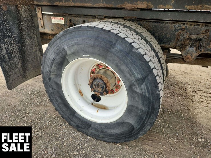 2016-freightliner-m2-106-image-11