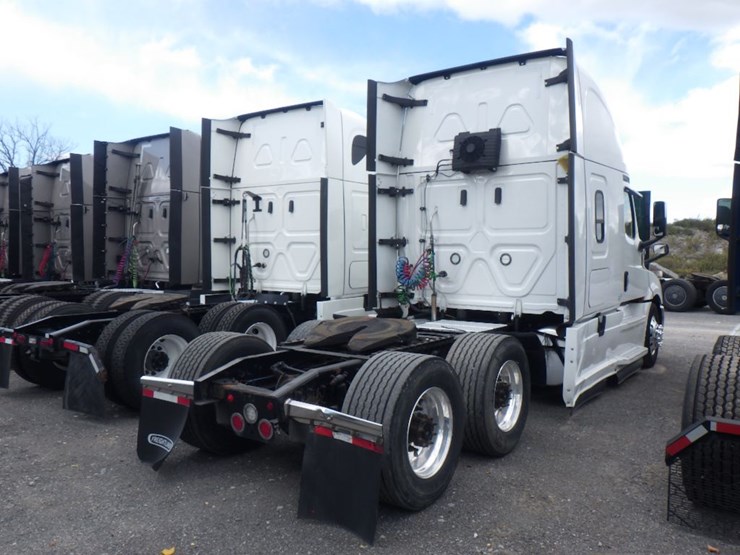 2022-freightliner-cascadia-126-image-9