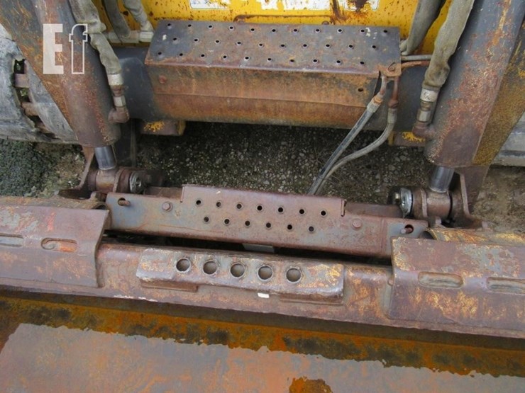 new-holland-c232-image-3