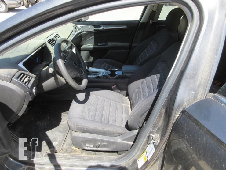 2016-ford-fusion-se-image-6