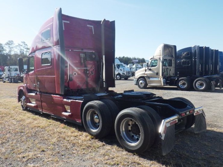 2017-volvo-vnl780-image-16