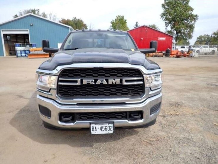 2019-dodge-ram-3500-image-2