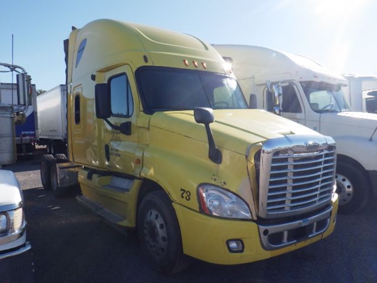2010-freightliner-cascadia-125-image-3