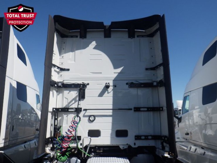 2025-volvo-vnl860-image-12