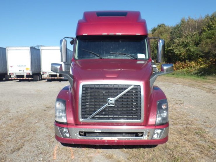 2017-volvo-vnl780-image-2