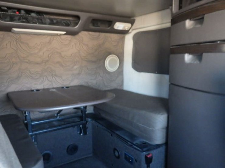 2016-volvo-vnl780-image-6