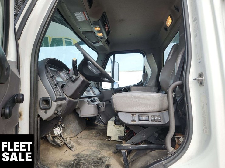 2016-freightliner-m2-106-image-14