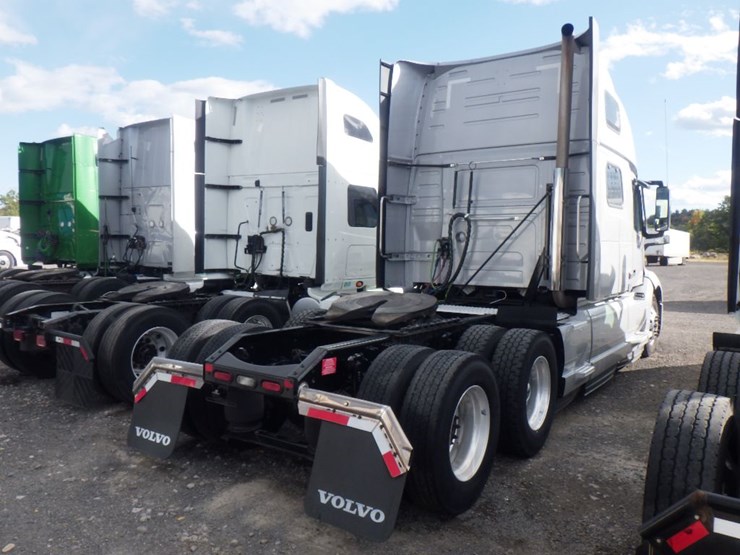 2022-volvo-vnl860-image-7