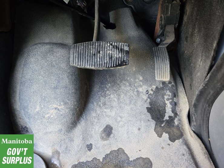 2013-ford-cargo-image-21