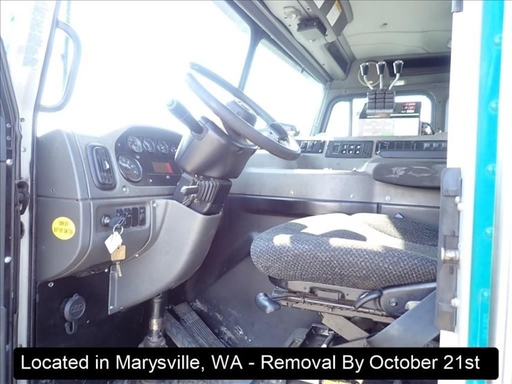 2016-peterbilt-320-image-12