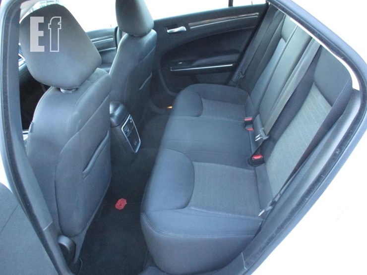 2021-chrysler-300-image-8