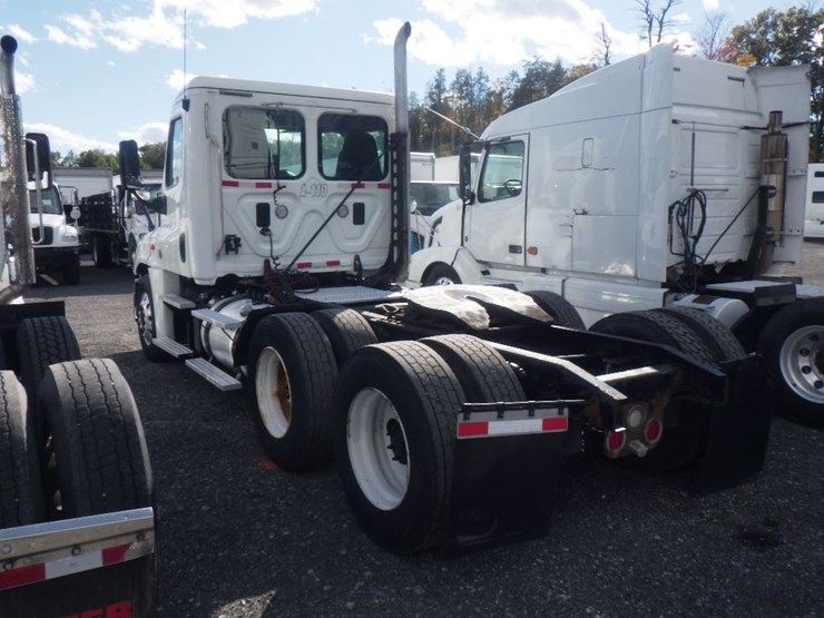 2015-freightliner-cascadia-113-image-11