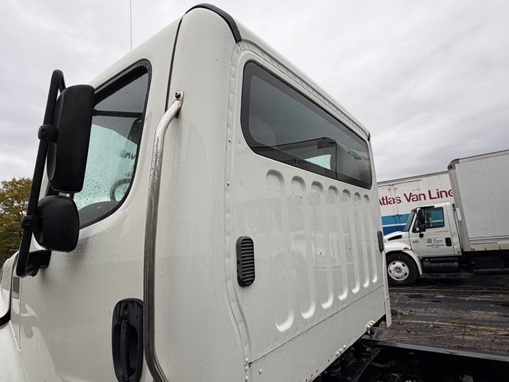 #1667-•-2016-freightliner-m2-cab-and-chassis-image-14